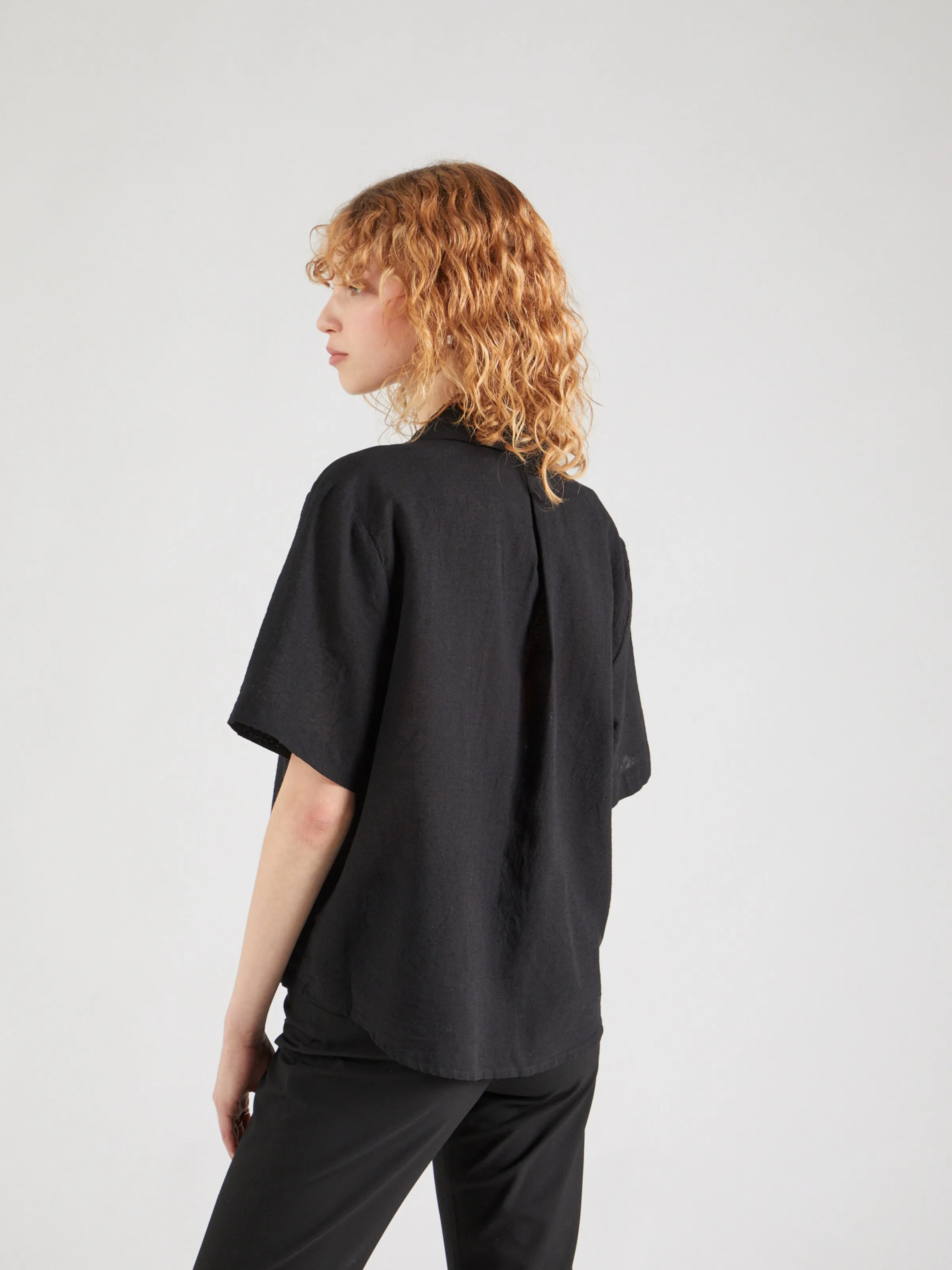 Blusa Monki en Negro