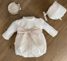 Conjunto para niño pelele y capota de lino beige. Manga Francesa