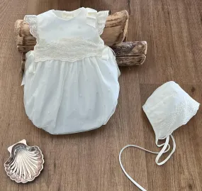 Conjunto pelele y capota de tul con bodoques bordados