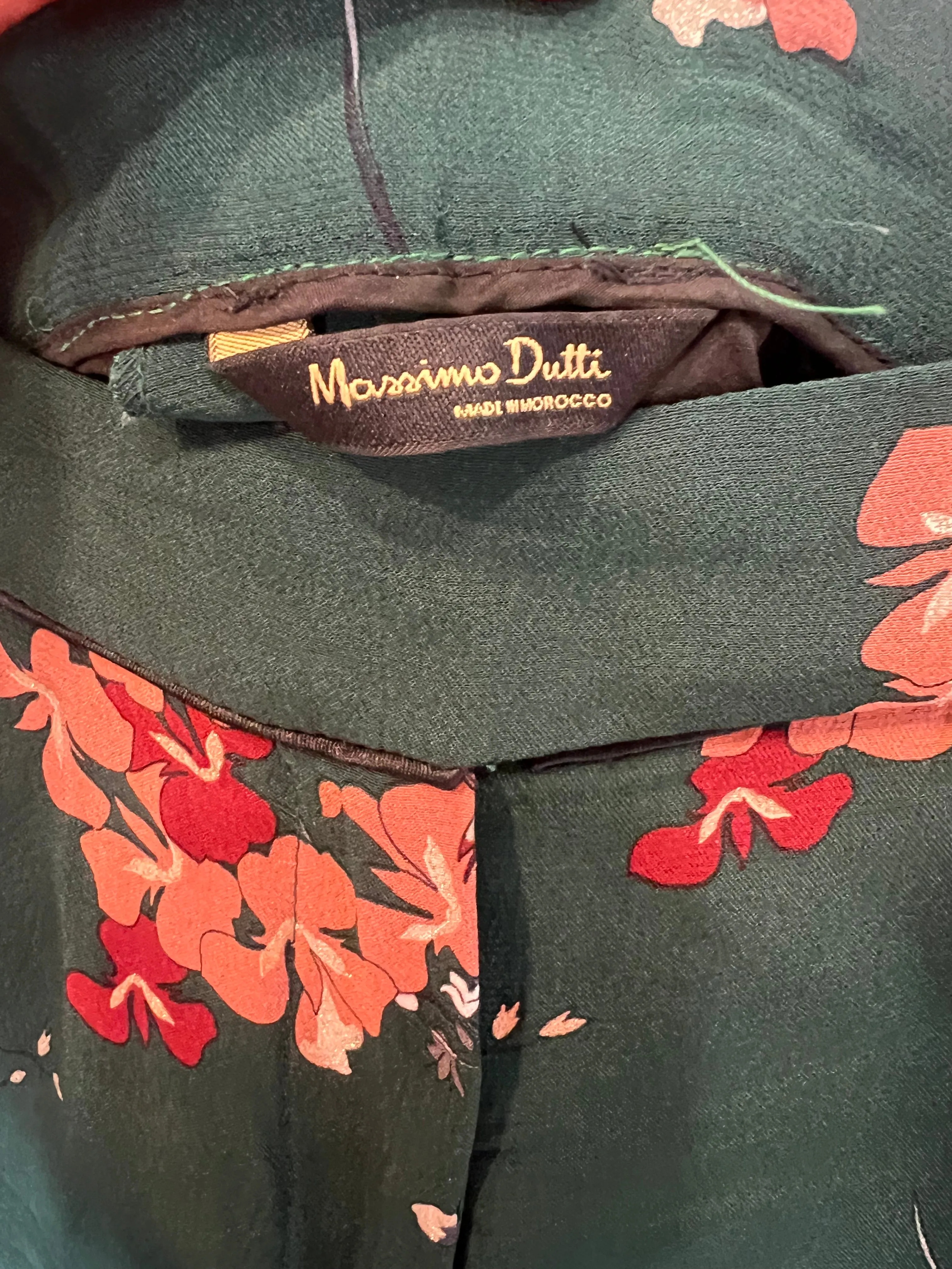 MASSIMO DUTTI. Total look verde flores T.36/38